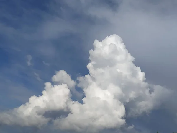 Białe Czarne Chmury Błękitnym Niebie — Zdjęcie stockowe