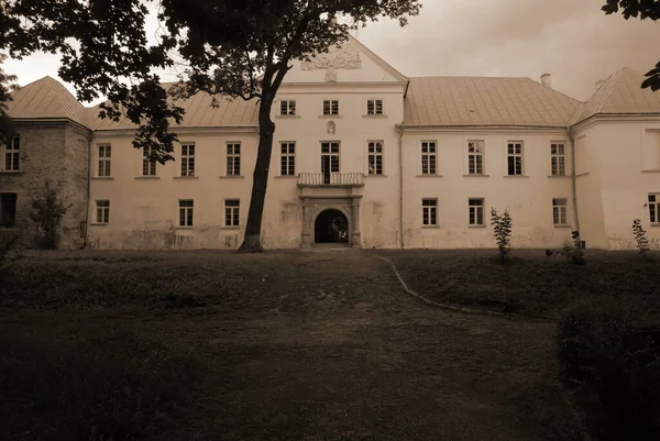 Старинный Дворец Язловецкий Дворец — стоковое фото