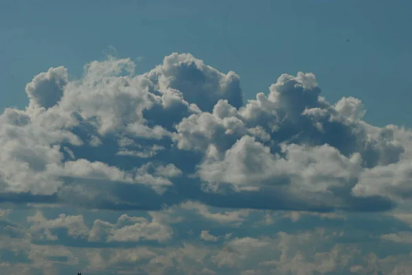 Білі Чорні Хмари Блакитному Небі — стокове фото