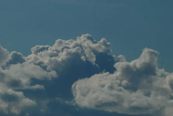 Nuages Blancs Noirs Sur Ciel Bleu — Photo