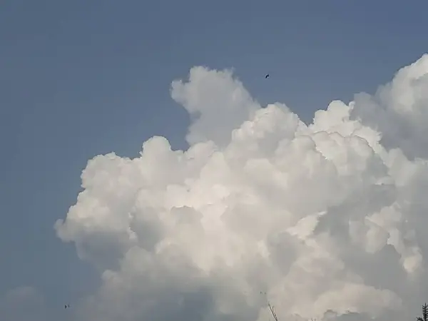 เมฆส ขาวและด าบนท องฟ — ภาพถ่ายสต็อก
