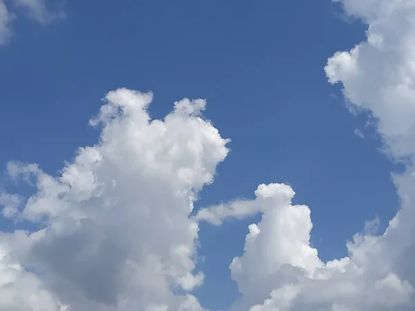 青空に白い雲と黒い雲 — ストック写真