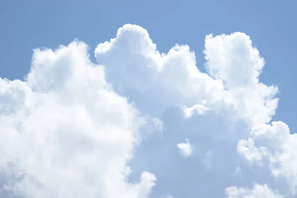 Awan Putih Dan Hitam Langit Biru — Stok Foto