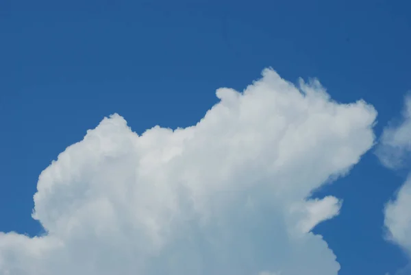 Awan Putih Dan Hitam Langit Biru — Stok Foto