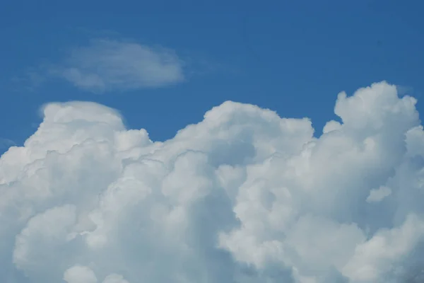Awan Putih Dan Hitam Langit Biru — Stok Foto