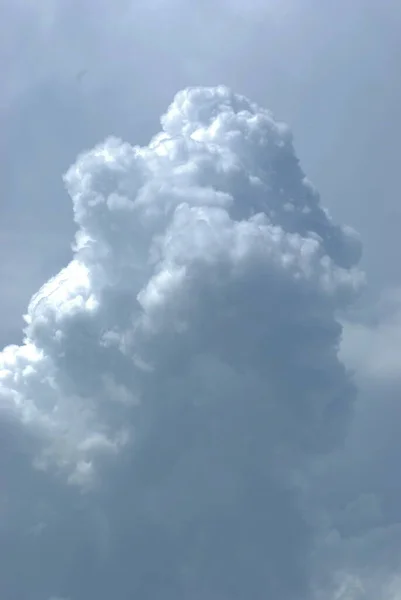 Witte Zwarte Wolken Een Blauwe Lucht — Stockfoto