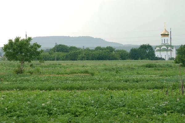 从窗户到城市的风景 — 图库照片