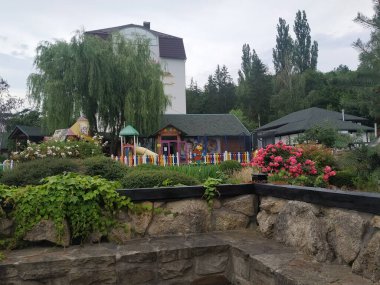 Ormandaki dinlenme alanı.