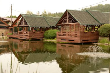 Ormandaki dinlenme alanı.