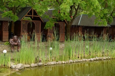 Ormandaki dinlenme alanı.