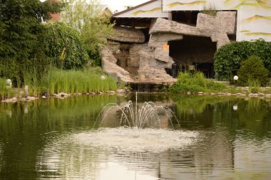 Ormandaki dinlenme alanı.