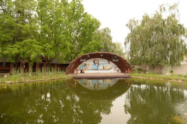 Ormandaki dinlenme alanı.