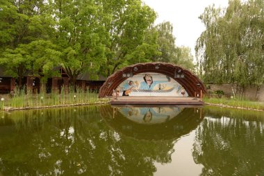 Ormandaki dinlenme alanı.