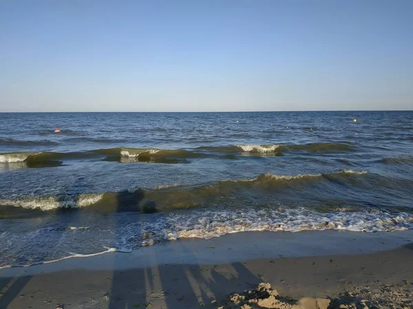 Aaltoja Mustallamerellä — kuvapankkivalokuva