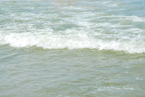 Aaltoja Mustallamerellä — kuvapankkivalokuva