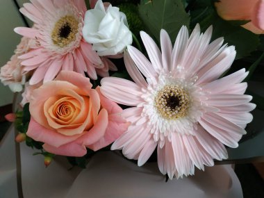 Bir buket gerberas ve gül.