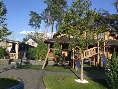 Ormandaki dinlenme alanı.