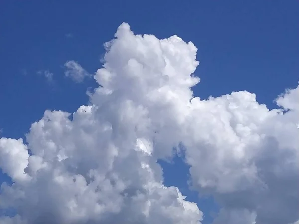 青空に白い雲と黒い雲 — ストック写真