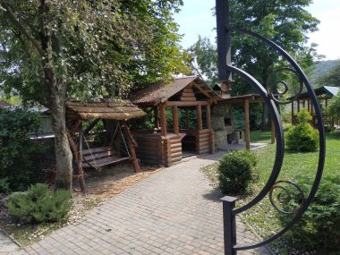 Ormandaki dinlenme alanı.