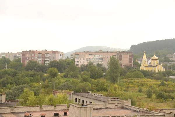 Pencereden şehre olan manzara.