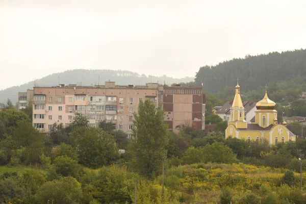 Pencereden şehre olan manzara.