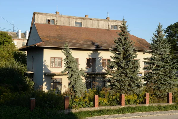 Verlaten Huis Met Twee Verdiepingen — Stockfoto