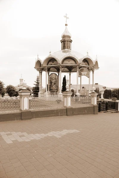 夏の参照してくださいと仮定Pochaevskoyの聖三位一体大聖堂 — ストック写真