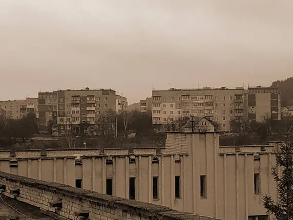 Θέα Από Παράθυρο Στην Πόλη — Φωτογραφία Αρχείου