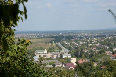 Küçük bir taşra kasabasının kenar mahalleleri.