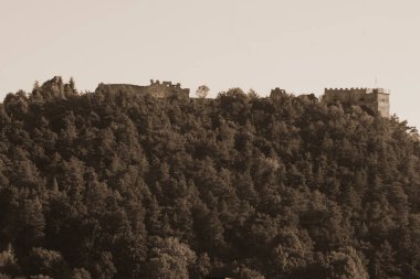 Eski kalenin savunma duvarları