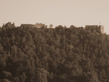 Eski kalenin savunma duvarları             