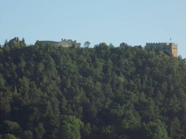 Eski kalenin savunma duvarları             