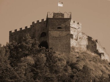 Eski kalenin savunma duvarları          