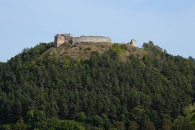 Eski kalenin savunma duvarları          