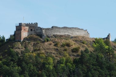 Eski kalenin savunma duvarları          