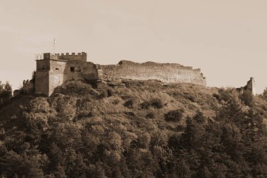 Eski kalenin savunma duvarları          