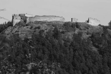 Eski kalenin savunma duvarları          