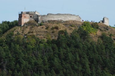 Eski kalenin savunma duvarları          