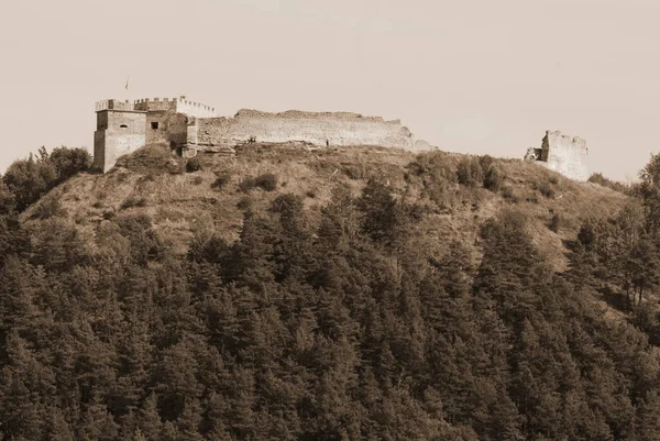 Eski kalenin savunma duvarları          