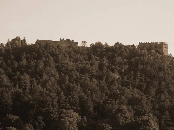 Eski kalenin savunma duvarları          