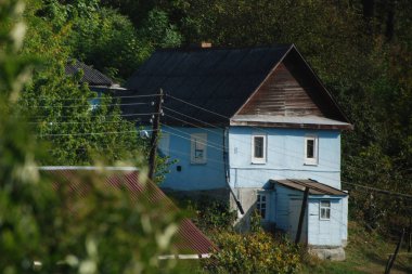 Dağ, kayalar, orman, ağaçlar, yamaç, evler, sokak