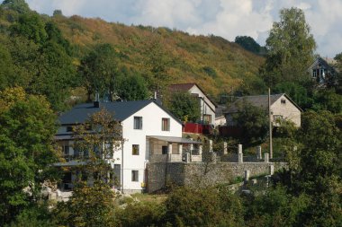 Dağ, kayalar, orman, ağaçlar, yamaç, evler, sokak