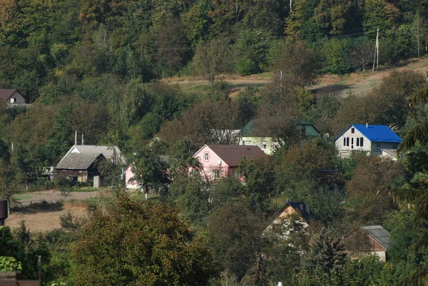 Hegy Sziklák Erdő Fák Lejtő Házak Utca — Stock Fotó