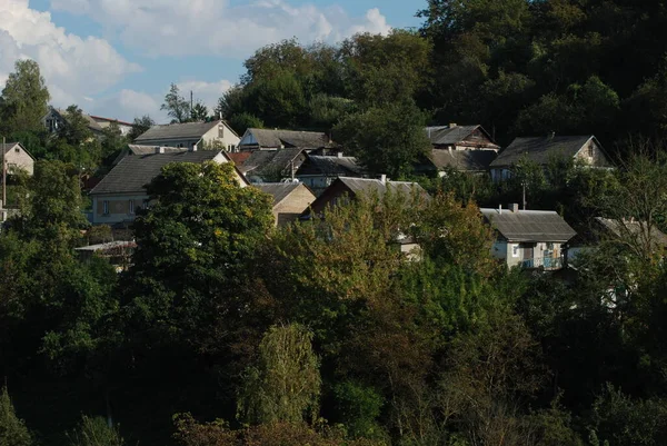 Berg Klippor Skog Träd Sluttning Hus Gata — Stockfoto