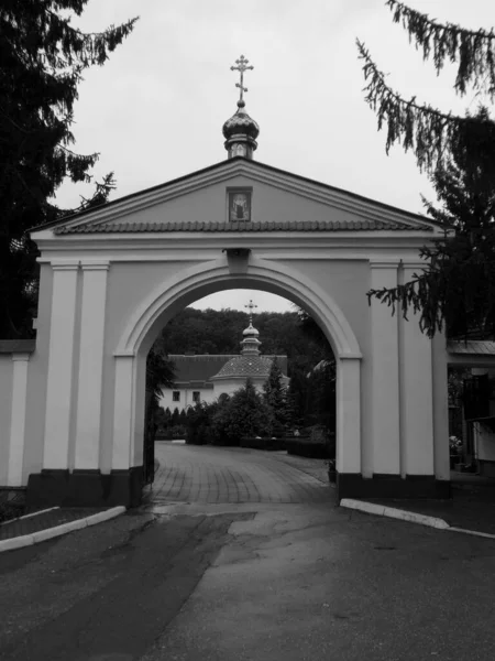 Portão Portão Entrada Mosteiro Cúpulas Cruzes Igreja Antigo — Fotografia de Stock
