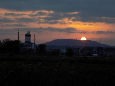 Ormanın üzerinde gün batımı