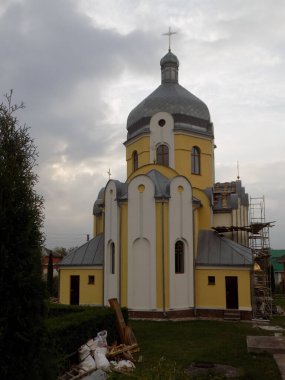 Kenar mahallelerdeki kilise          