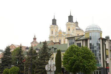 Eski şehrin tarihi kısmı. Eski kasaba, merkez cadde. Dönüşüm Katedrali.