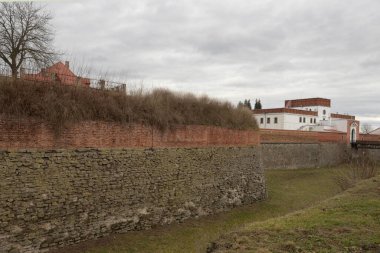 Eski kalenin kulesi. Dubno Kalesi savunma duvarları.