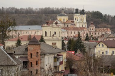 Eski şehrin tarihi kısmı. Eski kasaba, merkez cadde. Dönüşüm Katedrali. St. Stanislaus Katolik Kilisesi..